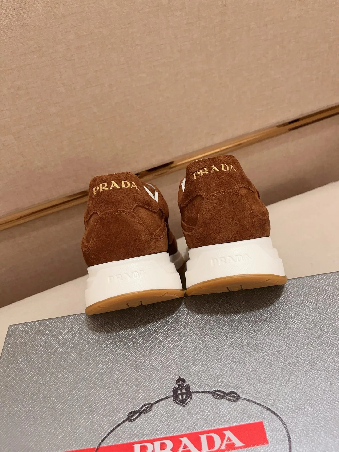 Men's shoes 💰 580💰 ✔️✔️✔️High-quality new PRADA counters are launched simultaneously. The new men's shoes and 😘 fabrics are made of selected first-layer cowhide with superb craftsmanship. Lining: Full cowhide lining. 👍🏿 High-end ☄️ air-cushion molded anti-slip rubber outsole, exquisite lines, simple and elegant, comfortable and high-end for leisure travel. Code number: 38 to 45 (can be customized to 46 to 47, non-refundable)
